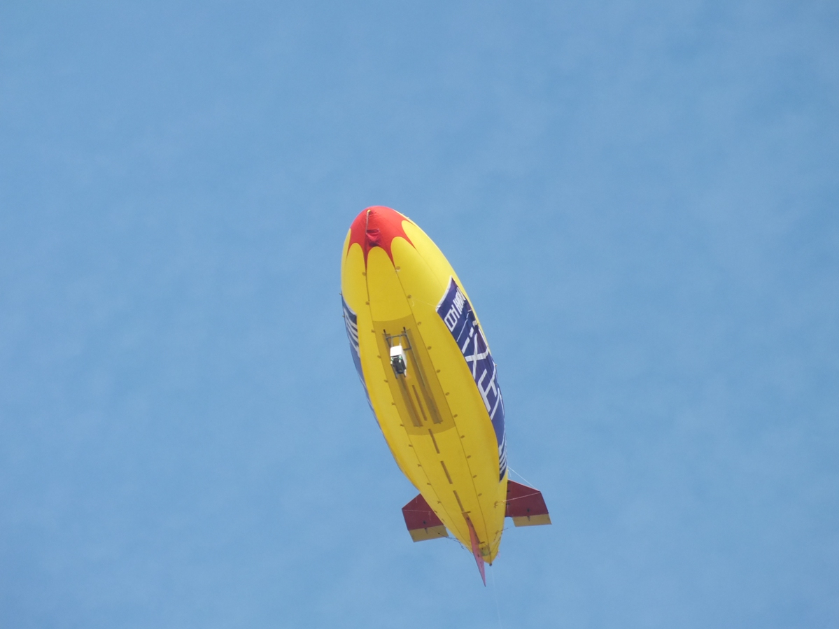 成都郫县汉正商业广场公关活动 商飞航空飞艇飞行表演,飞艇巡航飞行